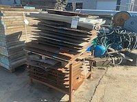 Partij diverse metalen putdeksels