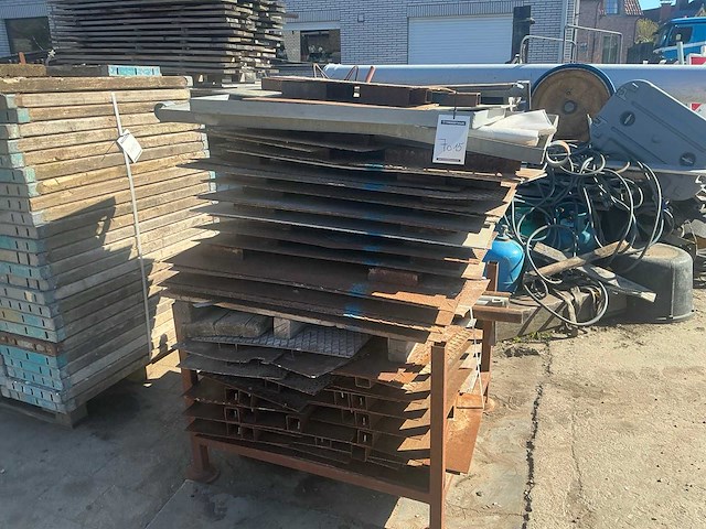 Partij diverse metalen putdeksels - afbeelding 2 van  3