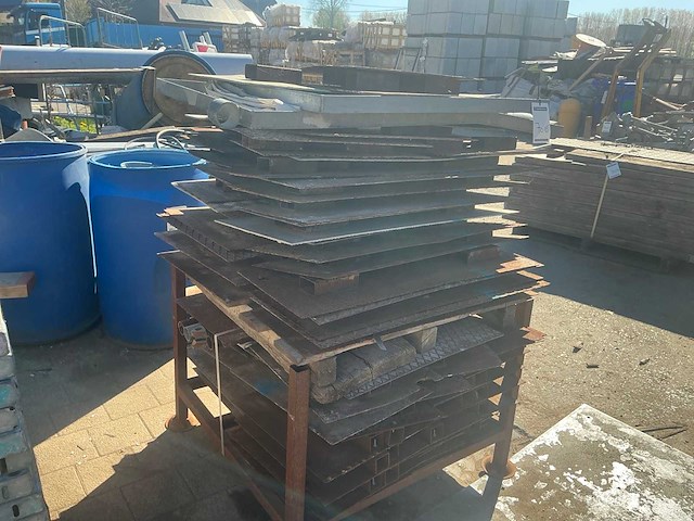 Partij diverse metalen putdeksels - afbeelding 3 van  3