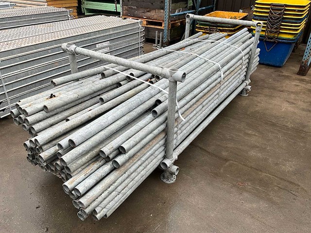 Partij diverse metalen stellingbuizen - afbeelding 1 van  10