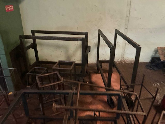 Partij diverse metalen steunen en transportwagens - afbeelding 2 van  3