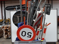 Partij diverse metalen verkeerdsborden