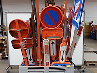 Partij diverse metalen verkeerdsborden