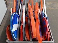 Partij diverse metalen verkeerdsborden