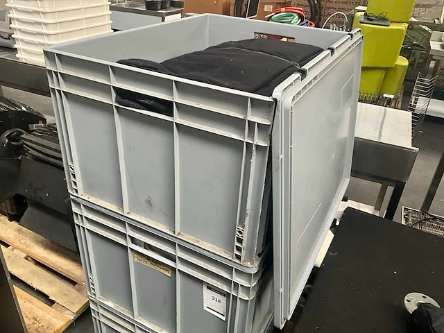 Partij diverse molton-doeken en truss-mantels - afbeelding 11 van  13