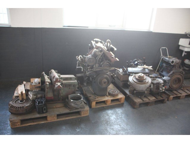 Partij diverse motoren mercedes-benz/hatz/deutz - afbeelding 1 van  1