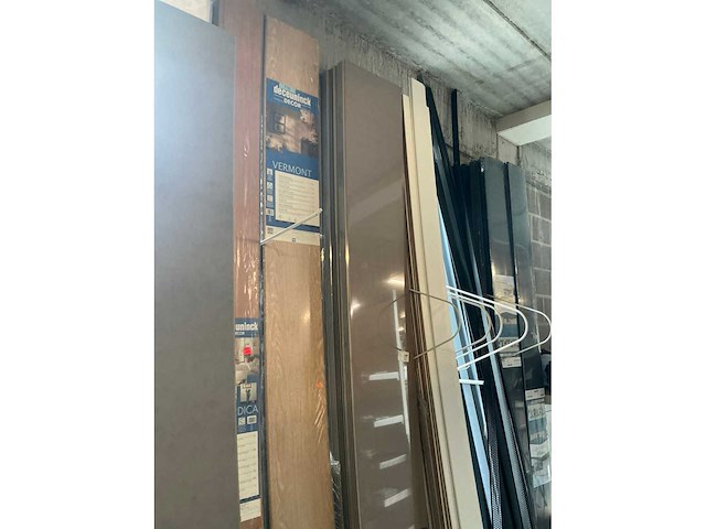 Partij diverse muur en plafonbekleding - afbeelding 2 van  18