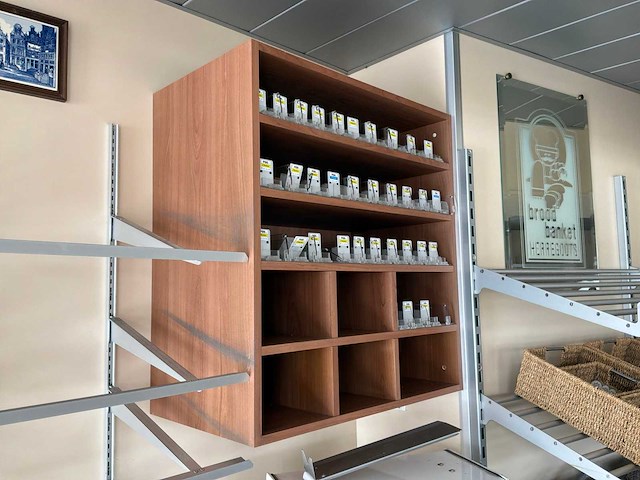 Partij diverse muur rekken in winkel met inhoud - afbeelding 3 van  13