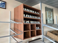 Partij diverse muur rekken in winkel met inhoud - afbeelding 3 van  13