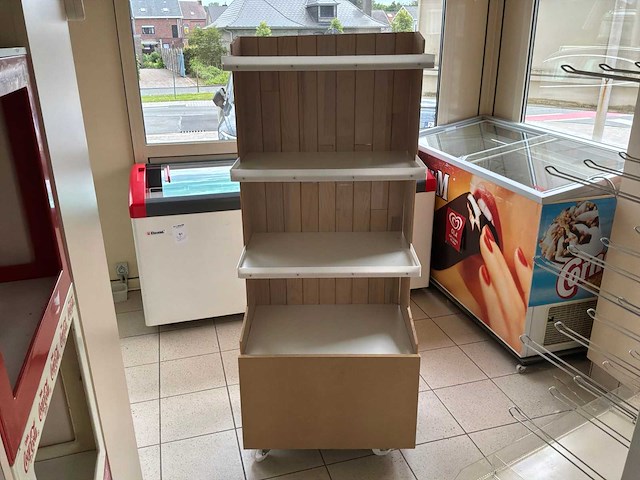 Partij diverse muur rekken in winkel met inhoud - afbeelding 13 van  13