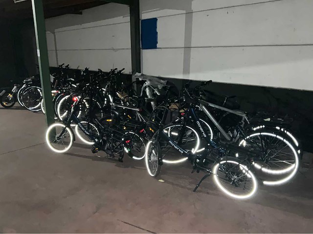 Partij diverse na te zien elektrische fietsen - afbeelding 1 van  7