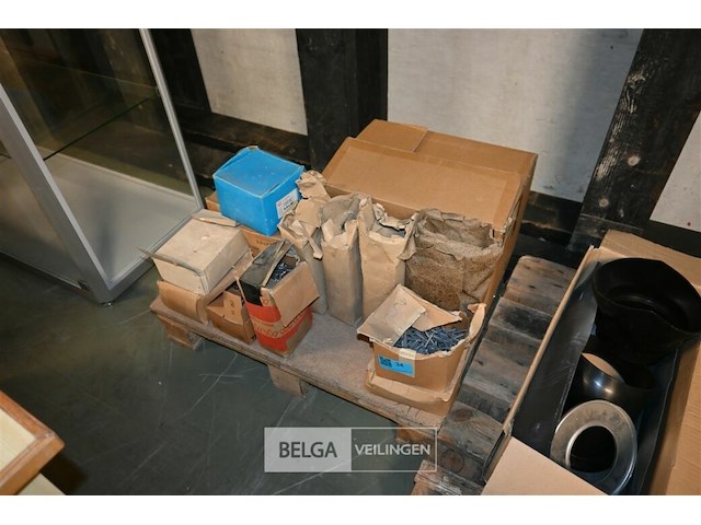 Partij diverse nagels en krammen - afbeelding 1 van  6