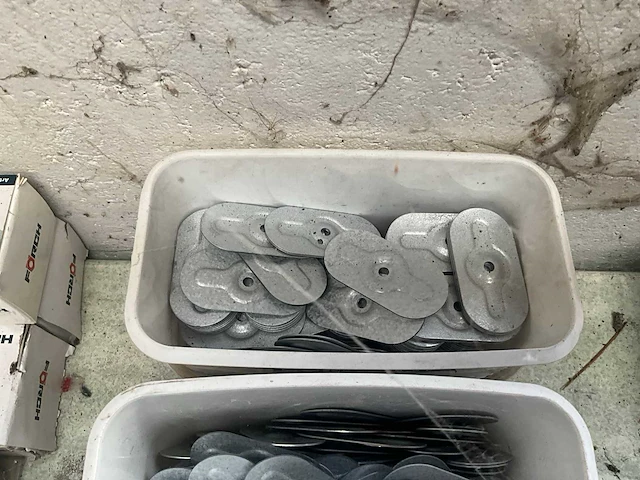 Partij diverse nagelschroeven en plaatjes - afbeelding 2 van  15