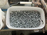 Partij diverse nagelschroeven en plaatjes - afbeelding 12 van  15