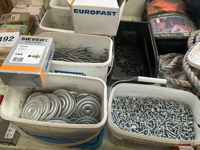 Partij diverse nagelschroeven en plaatjes - afbeelding 13 van  15