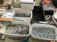Partij diverse nagelschroeven en plaatjes