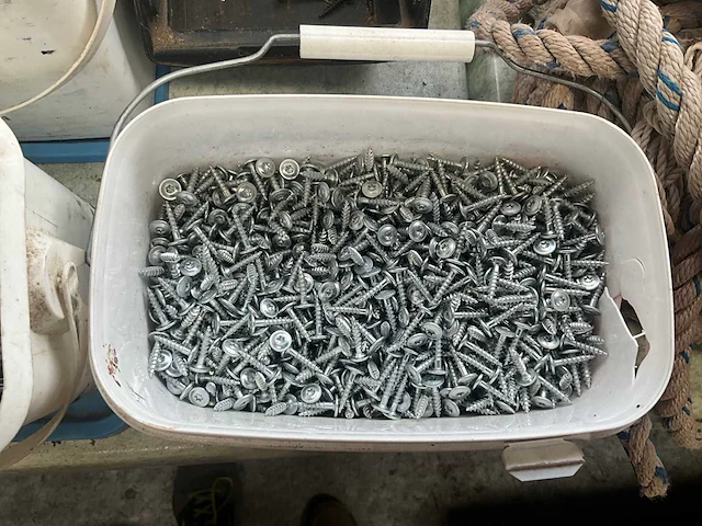 Partij diverse nagelschroeven en plaatjes - afbeelding 9 van  15