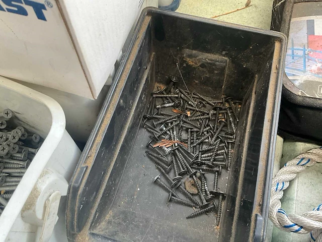 Partij diverse nagelschroeven en plaatjes - afbeelding 11 van  15
