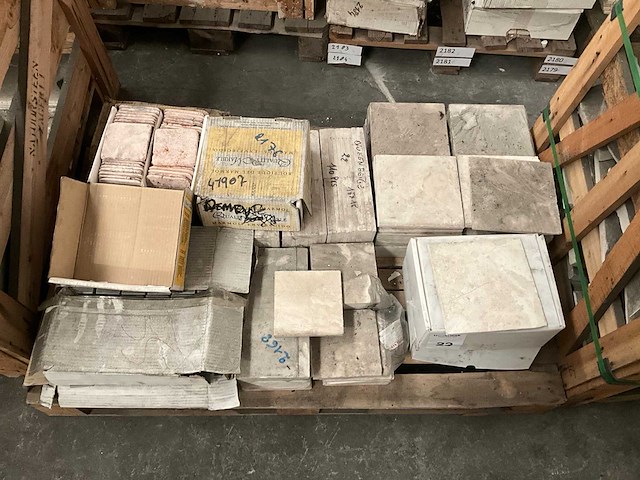 Partij diverse natuursteen tegel - afbeelding 1 van  5