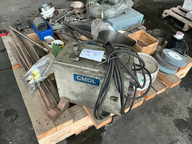 Partij diverse onderdelen en gereedschappen - afbeelding 2 van  20