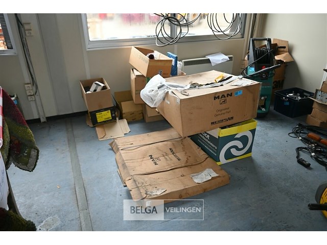 Partij diverse onderdelen voor voertuigen - afbeelding 1 van  13