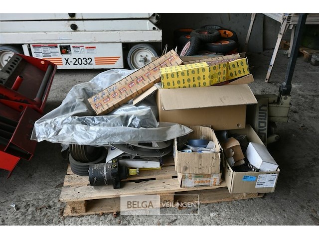 Partij diverse onderdelen voor voertuigen - afbeelding 1 van  10
