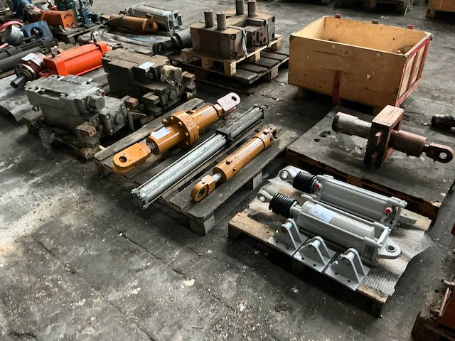 Partij diverse onderdelen - afbeelding 1 van  5