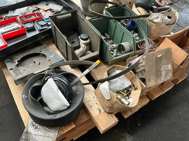 Partij diverse onderdelen - afbeelding 1 van  5