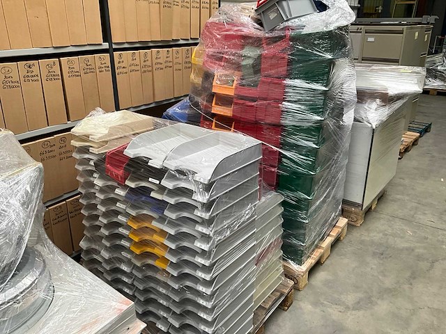 Partij diverse opbergbakken en dossierbakken - afbeelding 1 van  10