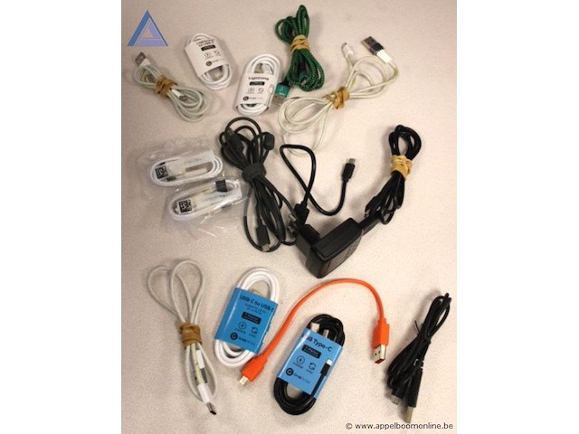 Partij diverse oplaadkabels en 1 usb adapter, werking niet gekend - afbeelding 1 van  1