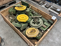 Partij diverse oude machine onderdelen - afbeelding 1 van  4