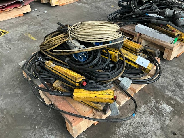 Partij diverse peerbedieningen - afbeelding 1 van  5