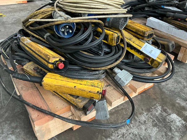 Partij diverse peerbedieningen - afbeelding 2 van  5