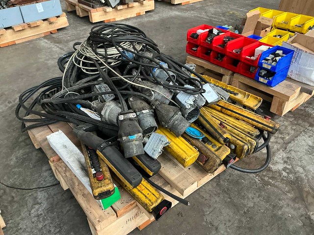 Partij diverse peerbedieningen - afbeelding 1 van  4