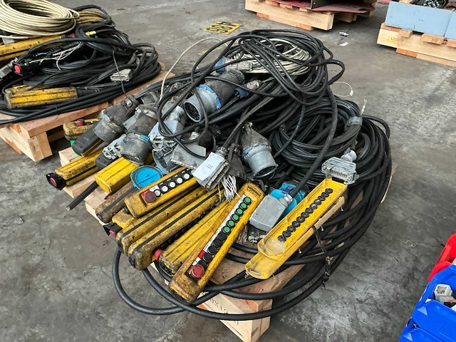 Partij diverse peerbedieningen - afbeelding 2 van  4