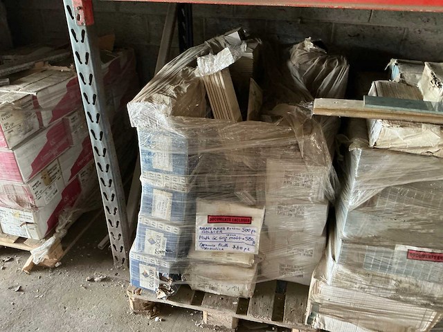 Partij diverse plinten & lampen (6x pallet) - afbeelding 10 van  14