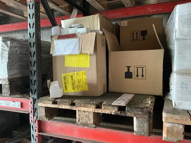 Partij diverse plinten & lampen (6x pallet) - afbeelding 12 van  14