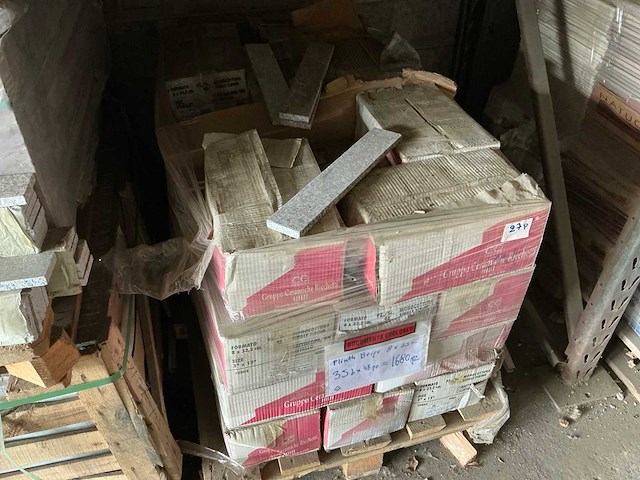Partij diverse plinten & tegels (6x pallet) - afbeelding 2 van  12