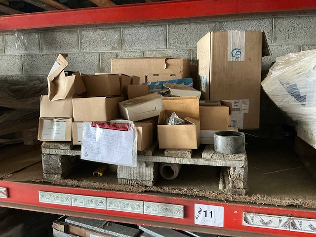 Partij diverse plinten & tegels (6x pallet) - afbeelding 4 van  12