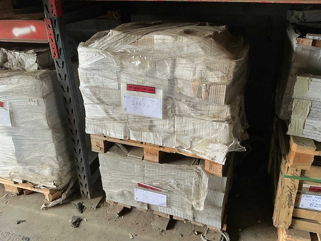 Partij diverse plinten & tegels (6x pallet) - afbeelding 7 van  12