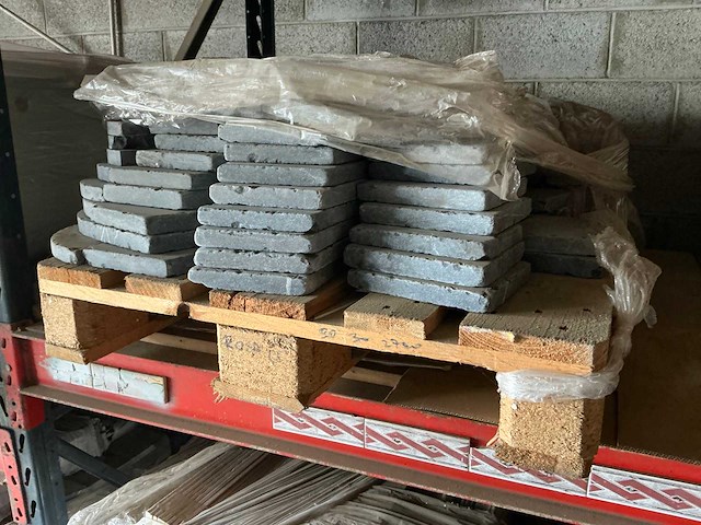 Partij diverse plinten & tegels (6x pallet) - afbeelding 10 van  12