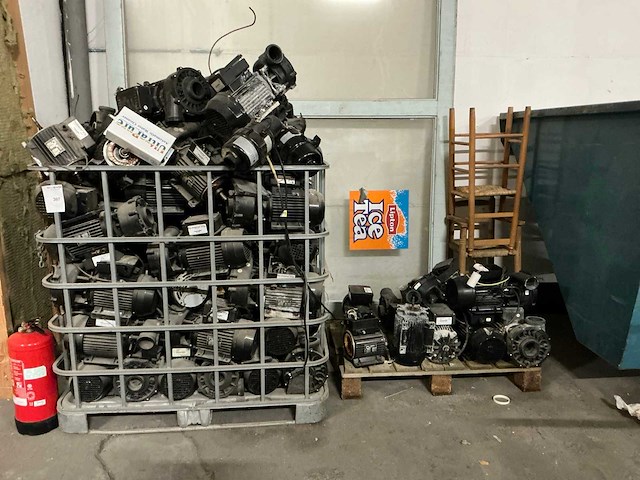 Partij diverse pompen/elektromotoren - afbeelding 1 van  5