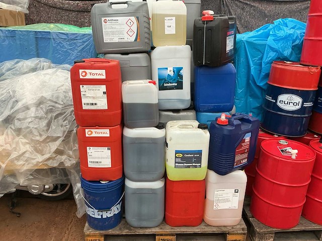 Partij diverse restanten smeermiddelen - afbeelding 1 van  7