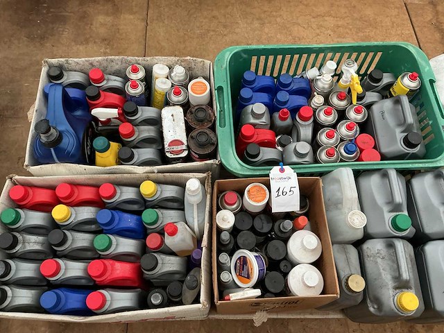 Partij diverse restanten smeermiddelen - afbeelding 1 van  4