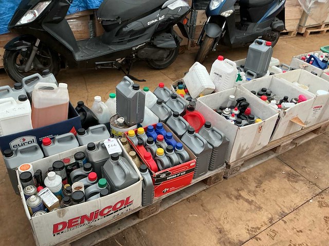 Partij diverse restanten smeermiddelen - afbeelding 1 van  3