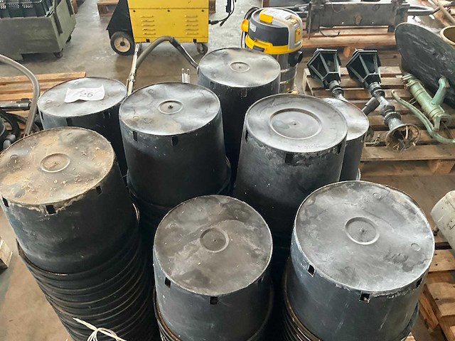 Partij diverse ronde pvc potten voor tuinbouw (175x) - afbeelding 2 van  11