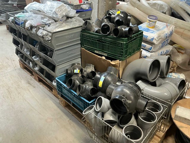 Partij diverse sanitaire installatiematerialen - afbeelding 1 van  7