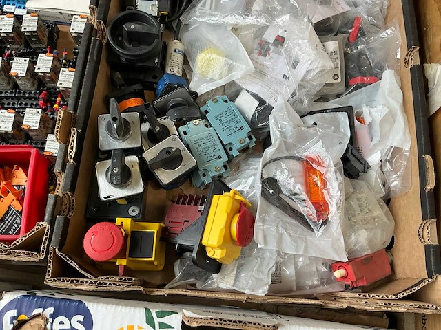 Partij diverse schakelmaterialen - afbeelding 3 van  12