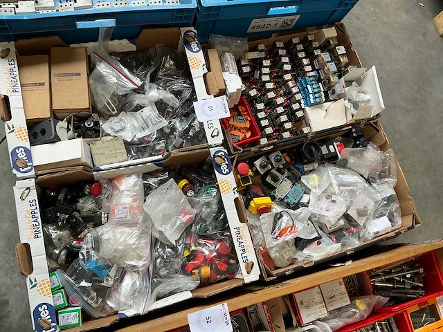 Partij diverse schakelmaterialen - afbeelding 1 van  12