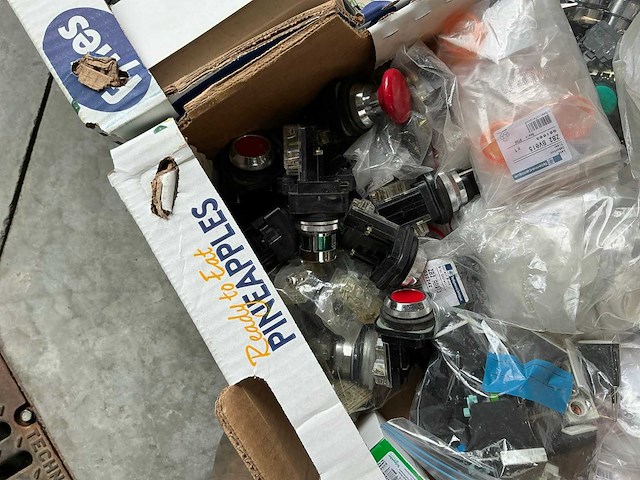 Partij diverse schakelmaterialen - afbeelding 7 van  12